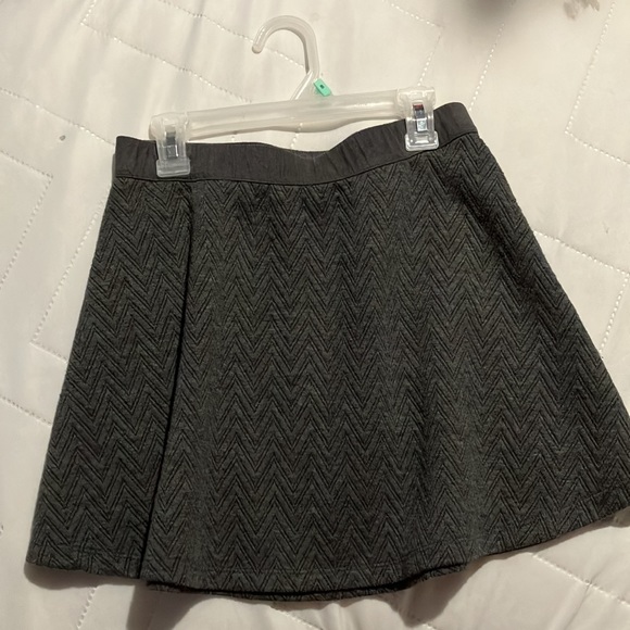 Gray skirt with patterns - Picture 3 of 3
